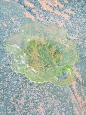 Uranium Vintage Leaf-Shaped Decorative Glass Dish in Light Green